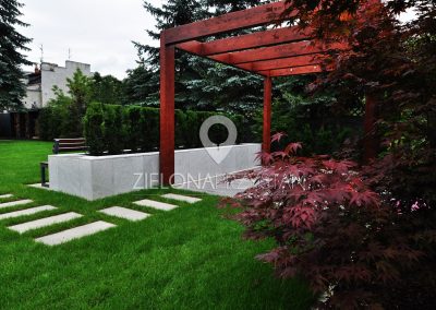 pergola w ogrodzie, żywopłot z cisa, klon japoński
