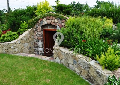 piwniczka ogrodowa, murek w ogrodzie z kamienia