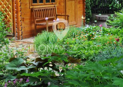 domek ogrodnika, ławka w ogrodzie, rabata z bylinami