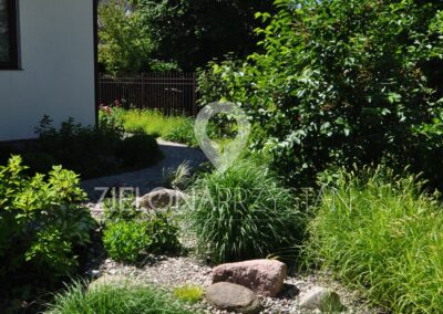 kamień w ogrodzie, rabata żwirowa, trawy ozdobne, miskant, rozplenica